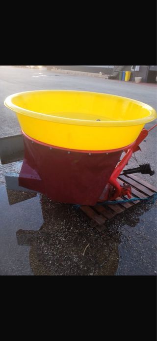 Abonadora Tractor Amarilla