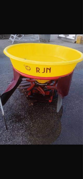 Abonadora Tractor Amarilla