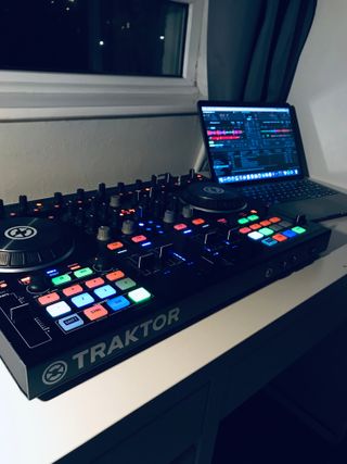 Controladora DJ Traktor S4 MK2