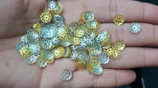 Abalorios  dorados y plateados