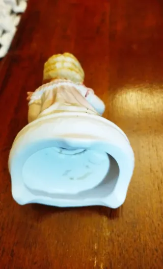 Statuetta vintage bambina con scarpina