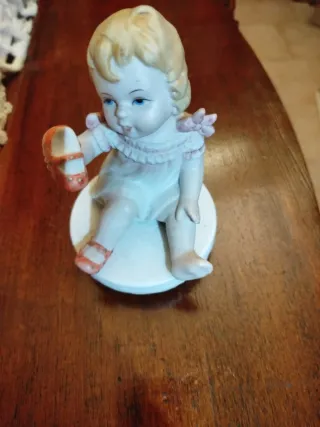 Statuetta vintage bambina con scarpina