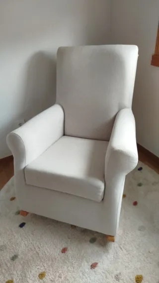Mecedora de tela beige