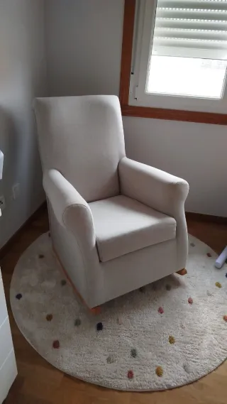 Mecedora de tela beige