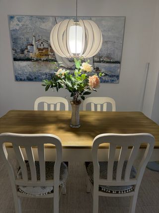 Mesa de madera estilo lujoso con 4 sillas