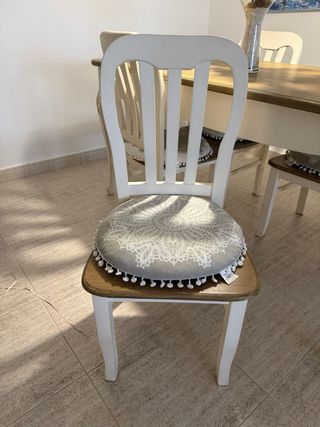 Mesa de madera estilo lujoso con 4 sillas
