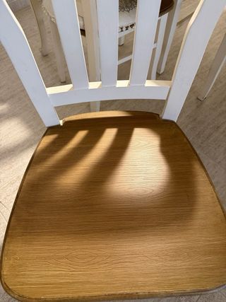 Mesa de madera estilo lujoso con 4 sillas