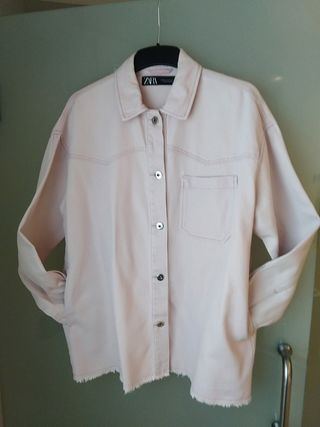 Camisa Zara denim rosa claro.