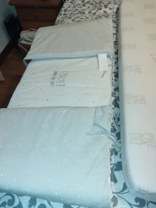 Colchón cuna, chichonera y sábanas