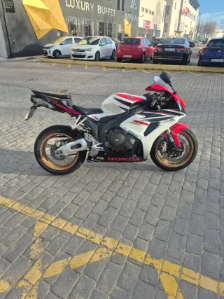Honda CBR 1000RR Roja y Blanca