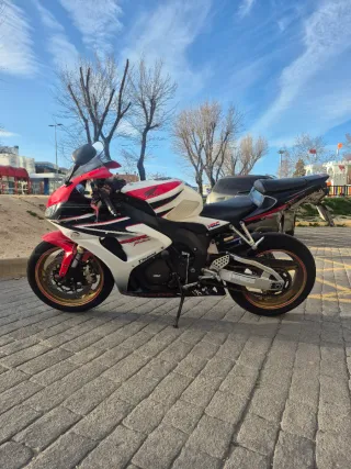 Honda CBR 1000RR Roja y Blanca