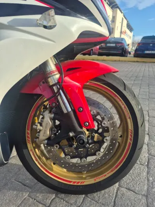 Honda CBR 1000RR Roja y Blanca