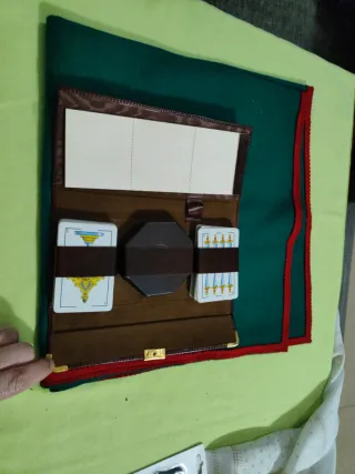 Tapete de juego verde con cartas