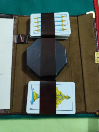 Tapete de juego verde con cartas