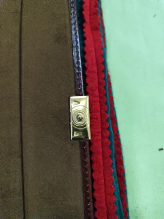 Tapete de juego verde con cartas