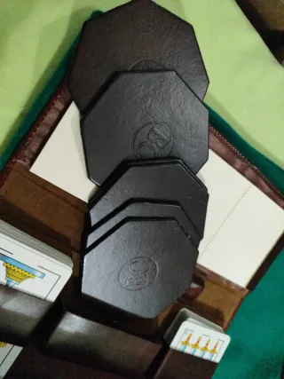 Tapete de juego verde con cartas