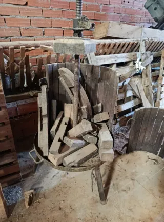 Prensa para hacer vino o decoracion