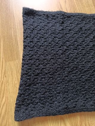 Bufanda negra de agujeros