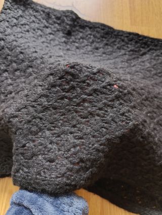 Bufanda negra de agujeros