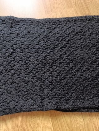 Bufanda negra de agujeros