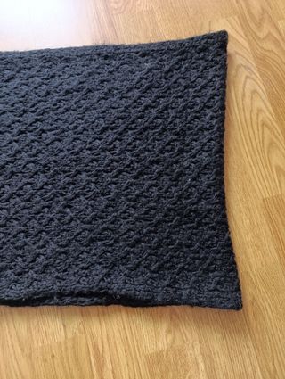 Bufanda negra de agujeros