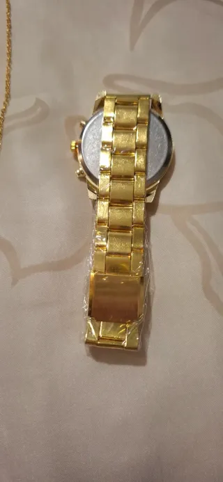 Reloj Geneva Dorado con Cristales