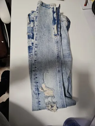 Pantalón vaquero Bershka desgastado