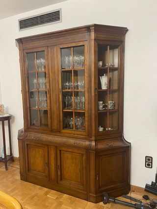 Vitrina de madera y cristal