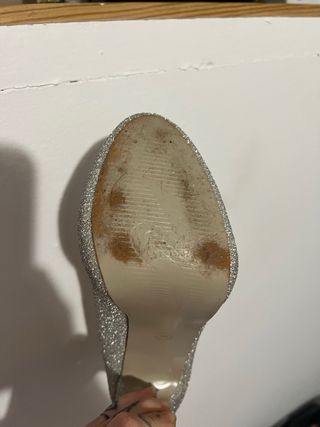 Zapatos de tacón plateados brillantes