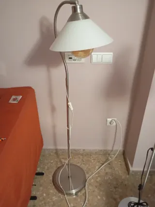 Lámpara de pie Ikea plateada y blanca