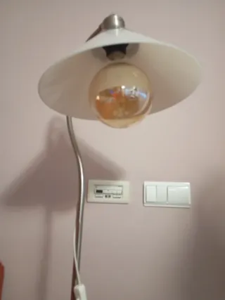 Lámpara de pie Ikea plateada y blanca