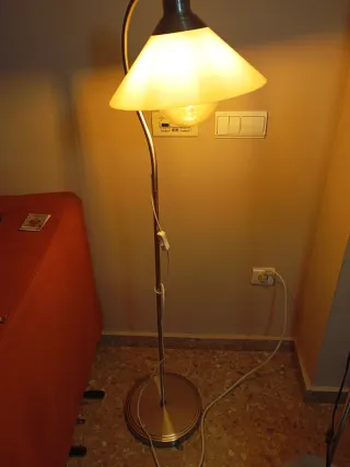 Lámpara de pie Ikea plateada y blanca