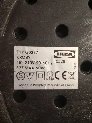 Lámpara de pie Ikea plateada y blanca