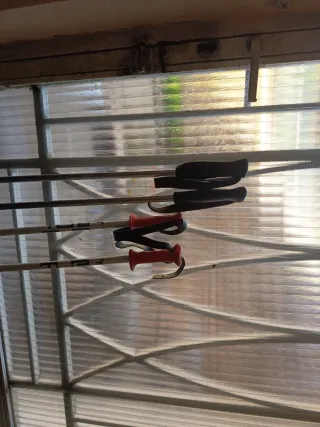 Bastones de esquí de 0,95 de alto   y uno 1,10