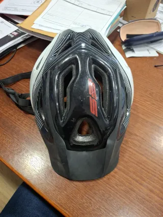 Casco de bicicleta blanco y negro