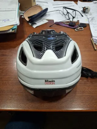 Casco de bicicleta blanco y negro