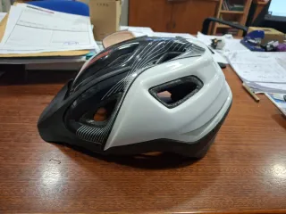 Casco de bicicleta blanco y negro