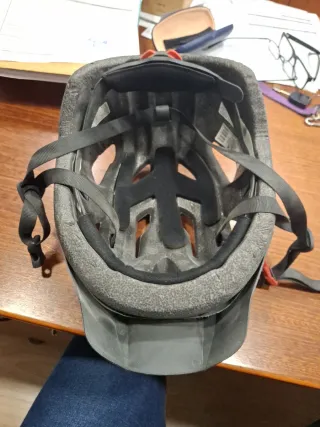 Casco de bicicleta blanco y negro