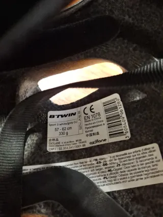 Casco de bicicleta blanco y negro