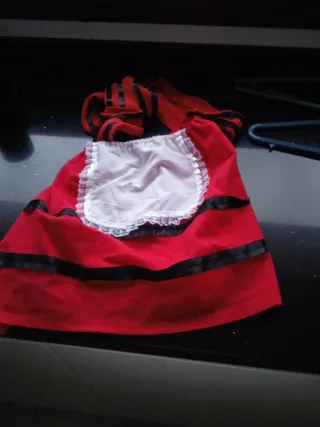 Disfraz infantil rojo con delantal