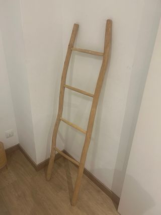 Escalera de madera decorativa