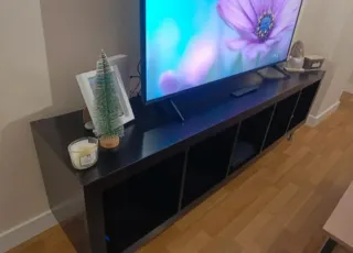 Mueble TV negro con pataS