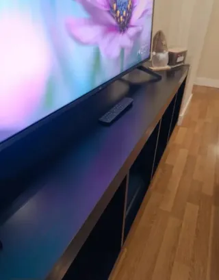 Mueble TV negro con pataS