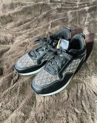 Deportivas negras y marrones