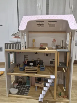 Casa de muñecas de madera con accesorios