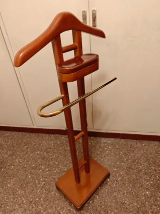 Galan de noche de madera y metal