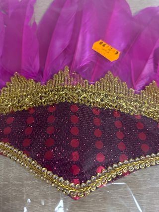Diadema de plumas moradas y doradas