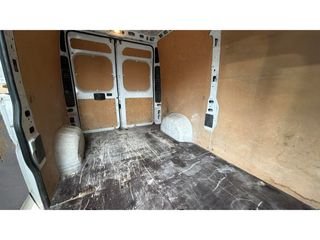 Peugeot Boxer Furgon BlueHDi 140 S&S Pack 335 L2H2 103 kW (140 CV)