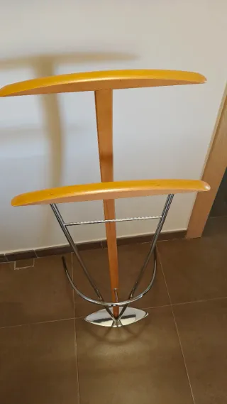 Galan de noche / Perchero madera y metal