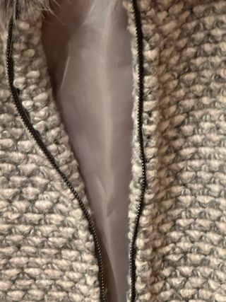 Abrigo de punto con capucha y pelo